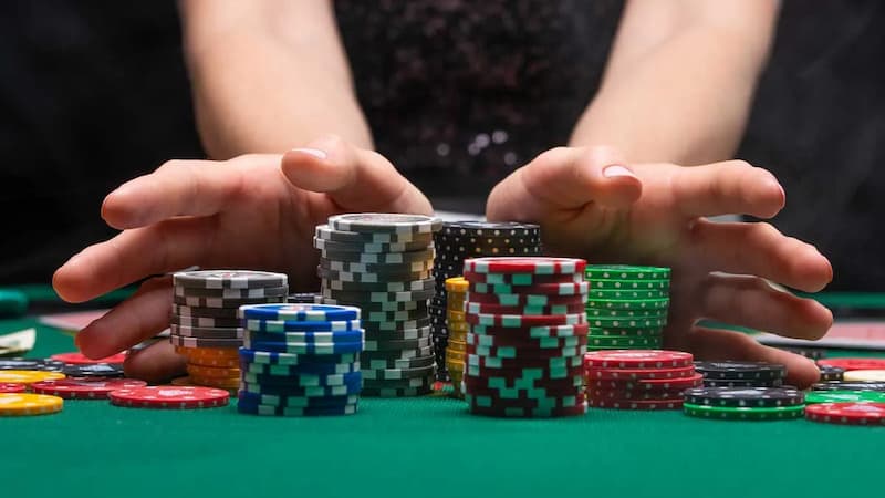 Fold trong poker là gì? Mẹo fold poker chuẩn xác nhất 3 Nếu sức mạnh hand bài quá yếu, bạn có thể chọn fold